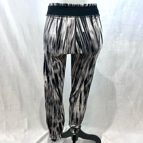 Puma All Eyes on Me black and white abstract print active leggings size medium - Picture 4 of 7